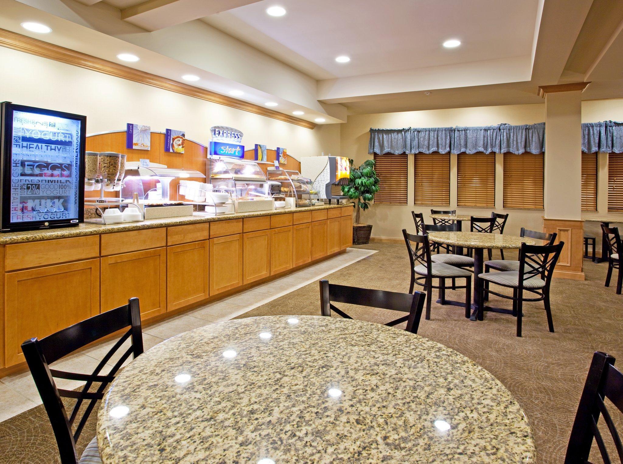 Holiday Inn Express Hotel & Suites Chesterfield - Selfridge Area By Ihg Exteriör bild